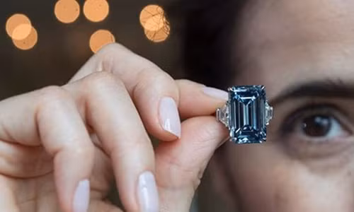 Viên kim cương Oppenheimer Blue đã được trả giá 57,6 triệu USD.