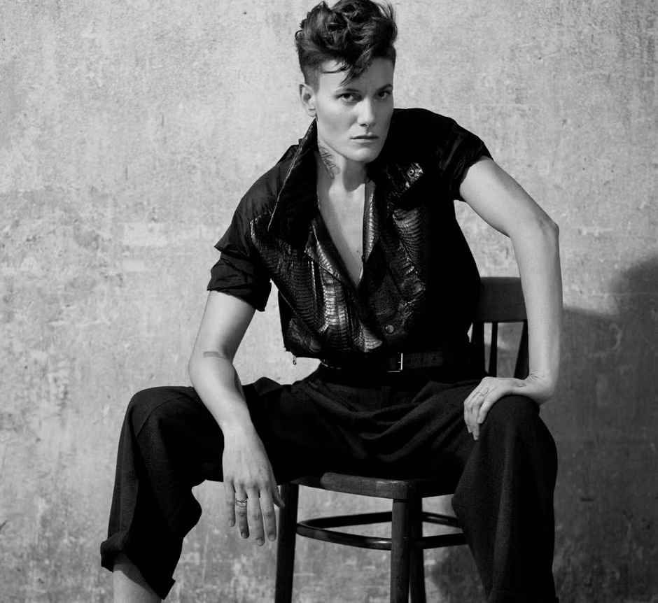 Casey Legler (39 tuổi, Pháp) là trường hợp khá đặc biệt của giới người mẫu. Cô vốn là vận động viên bơi lội và từng tham dự Olympic. Sau khi giải nghệ, Casey dấn thân vào ngành thời trang với vai trò như người mẫu nam. Không thể phủ nhận, vẻ ngoài mạnh mẽ đã giúp Casey thể hiện rất tốt vai trò của mình trên sàn catwalk.