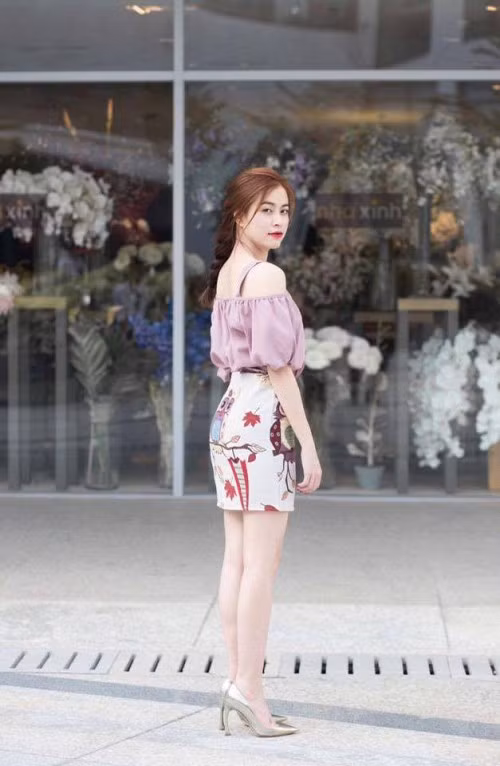 Những đôi giày cao gót có phần mũi nhọn và gót mảnh cũng là công cụ hỗ trợ đắc lực cho mỹ nhân Hoàng Thùy Linh trong sự nghiệp “ăn gian” chiều cao.