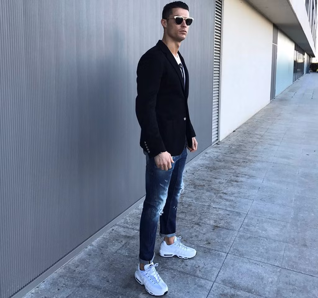 Ronaldo vừa trải qua quãng thời gian khá thảnh thơi bởi trận đấu cuối tuần trước giữa Celta Vigo và Real Madrid bất ngờ bị hoãn vì một phần mái che của sân Balaidos hỏng hóc bởi cơn bão quét qua.
