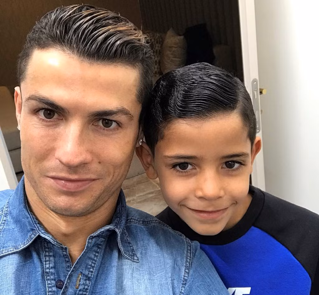 Ngôi sao người Bồ Đào Nha nổi tiếng yêu chiều con trai. Mỗi khi rảnh rỗi, CR7 thường tự mình đưa Cristiano Jr đến trường.