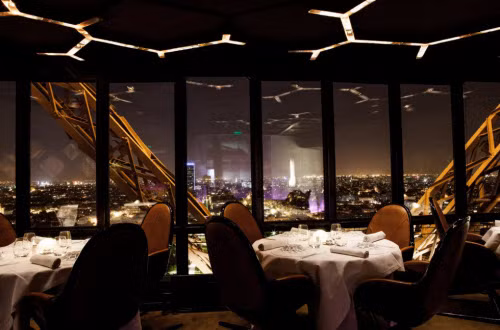 Le Jules Verne, Pháp Nằm tại thành phố lãng mạn nhất thế giới, nhà hàng Le Jules Verne được xây dựng trong tháp Eiffel với các món ăn Michelin.