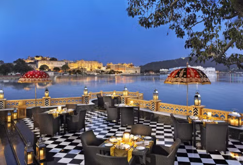 Sheesh Mahal, Ấn Độ Trong khi thưởng thức các món ăn truyền thống Rajasthani tại nhà hàng Sheesh Mahal ở Udaipur, các thực khách có cơ hội chiêm ngưỡng cung điện thành phố cùng hồ nước rộng lớn và đồi Aravalli.