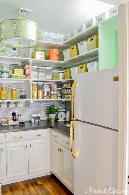  Hộp chứa lớn: Nhiều người cho rằng các loại hộp, chai, lọ thường rất tốn diện tích và lỉnh kỉnh, nhưng thực tế lại không phải như vậy. Melisa, một blogger nổi tiếng về tư vấn nội thất khuyên nên đóng kệ thay vì đóng tủ, và dùng hộp nhựa lớn để chứa các hộp nhỏ hoặc túi mềm, phân loại thành từng nhóm và dán nhãn, vừa sạch sẽ vừa dễ tìm.