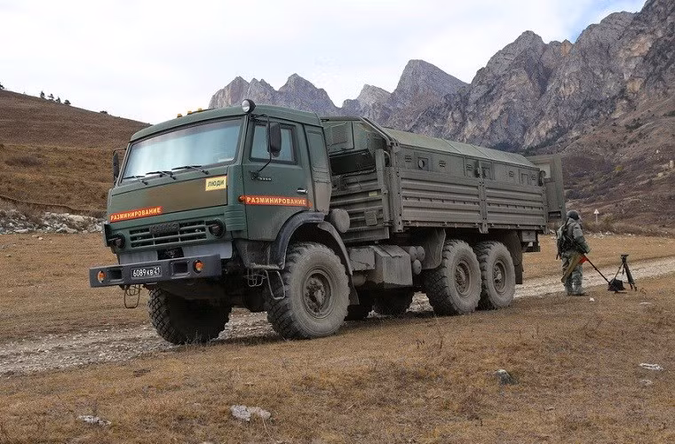 Có một điểm đặc biệt là toàn bộ modul bọc thép MM-501 và khoang lái của Kamaz-5350 hoàn toàn tách biệt nhau. Do đó khung gầm của Kamaz-5350 có thể dễ dàng được sử dụng cho nhiệm vụ khác khi tháo bỏ MM-501.