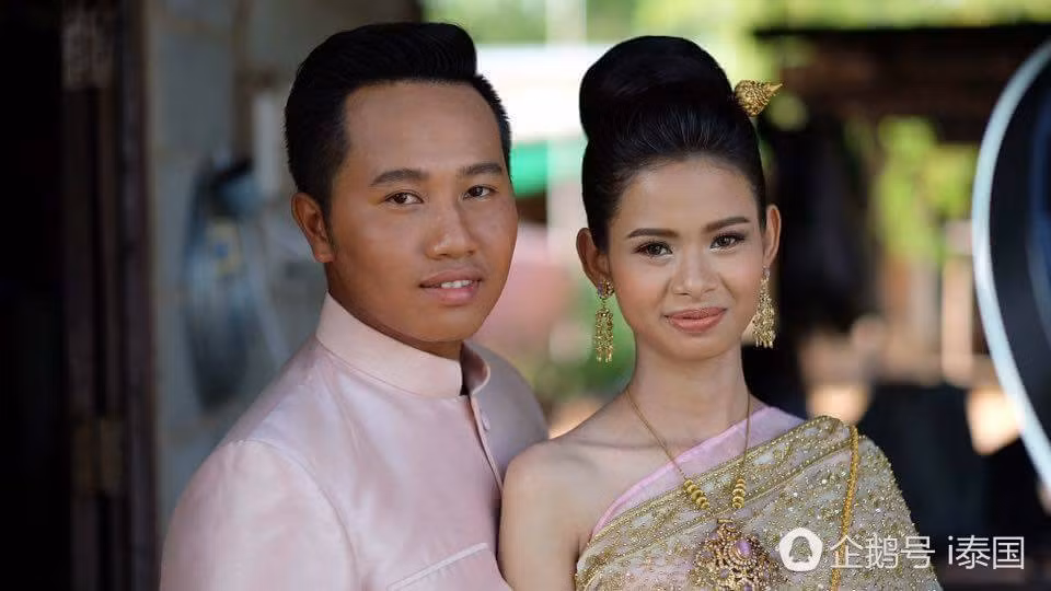 Khi những hình ảnh này được công bố, người ta "tiếc hùi hụi" cho cô dâu, chú rể vì nhan sắc bị hủy hoại trong tay người thợ trang điểm.