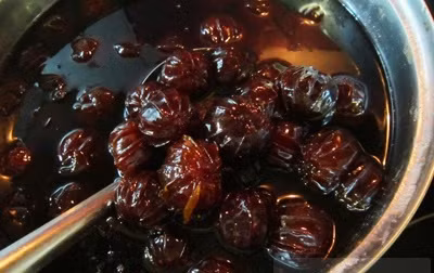 Bước 7: Đem mận đã ngấm vị gừng và muối rồi đem sên trong lửa nhỏ đến khi mận dẻo lại là được.
