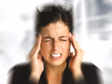 Cơn chóng mặt không rõ nguyên nhân có thể là triệu chứng cảnh báo cho nhiều vấn đề sức khỏe. Cơn chóng mặt không rõ nguyên nhân có thể là triệu chứng cảnh báo cho nhiều vấn đề sức khỏe.