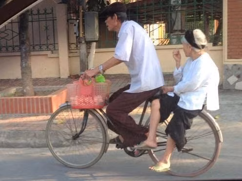 Cam dong cu ong 10 nam dap xe cho vo di ban trung