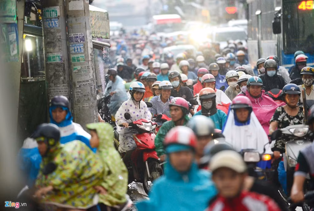 Tương tự, trên tuyến đường Xô Viết Nghệ Tĩnh (quận Bình Thạnh), đoạn từ ngã tư Hàng Xanh đến đường Ung Văn Khiêm cũng rơi vào tình trạng ùn ứ. Hàng ngàn phương tiện khó khăn di chuyển qua đoạn đường này.