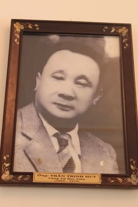 Người con trưởng của Trần Trinh Trạch là Trần Trinh Đinh, được Trần gia giao cai quản nhà máy xay xát Hậu Giang. Khoảng giữa năm 1946, Việt Minh gởi giấy yêu cầu Đinh nộp thuế nhà máy cho cách mạng để nuôi quân kháng chiến. Lúc này, mặc dù thị xã Bạc Liêu bị Pháp chiếm đóng nhưng ở vùng nông thôn, lực lượng Việt Minh rất mạnh, nên Đinh sợ, đành ôm tiền đi nộp. Sau đó, không biết căn nguyên thế nào mà “lính kín” (mật thám) phát hiện được. Đinh vô cùng sợ hãi. Và sau đó, y trốn biệt lên Sài Gòn. Vợ con y cũng theo luôn. Đinh không trở về cai quản điền sản Trần gia nữa.