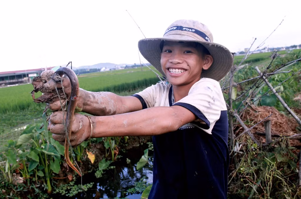 Niềm vui của một thợ nhí 15 tuổi sau khi câu được con lươn khá bự.