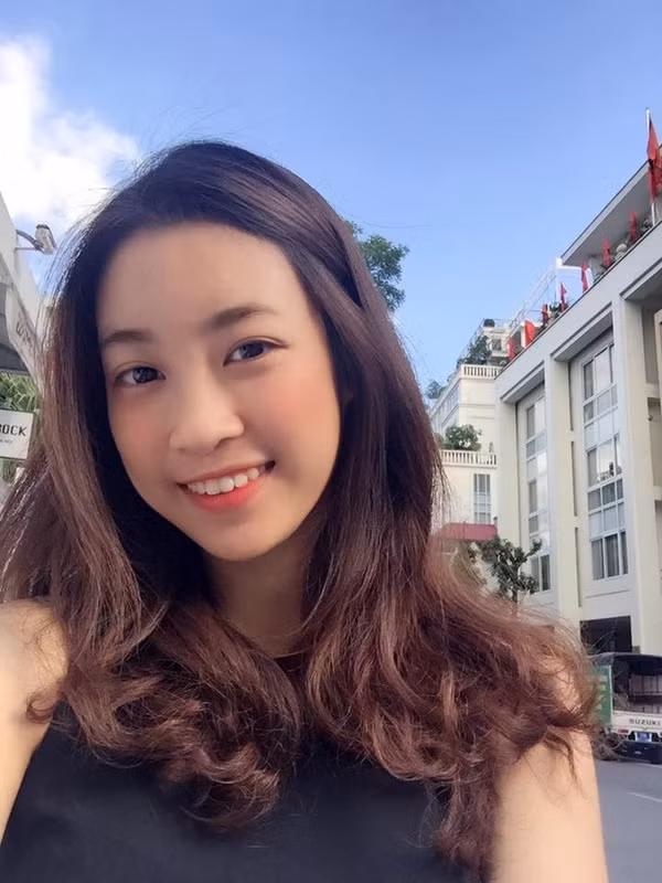 Tuy nhiên, không thể phủ nhận, khi nở nụ cười rạng rỡ nhất bông hậu vẫn thật sự xinh đẹp và duyên dáng dù hàm răng hở lợi.