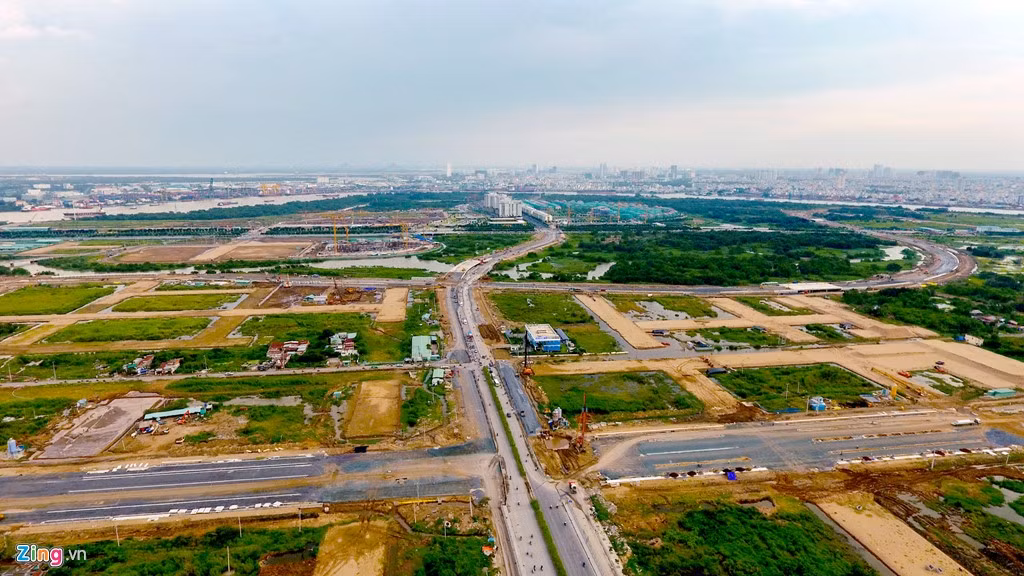 4 tuyến đường chính trong khu đô thị Thủ Thiêm gồm: đại lộ vòng cung (6 làn xe); đường ven hồ trung tâm (4 làn xe); đường ven sông Sài Gòn (2 làn xe) và đường vùng châu thổ, tổng chiều dài gần 12 km bao gồm 10 cây cầu, trong đó có 2 cầu cạn.