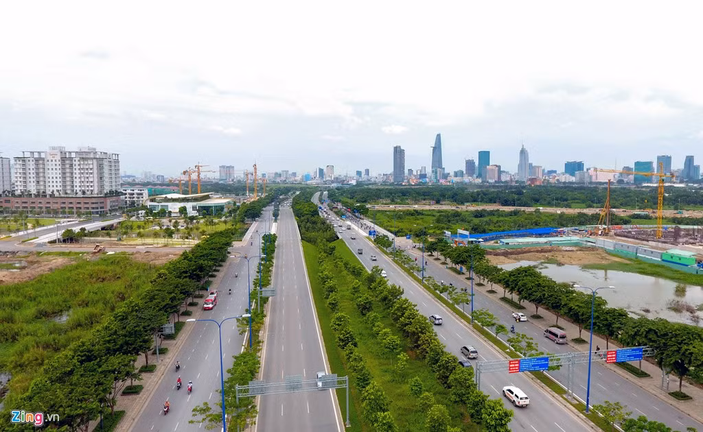 Đại lộ Mai Chí Thọ thuộc tuyến Đại lộ Đông-Tây với 12 làn xe chính đã hoàn thiện là tuyến đường xương sống chia đôi khu đô thị. Cùng với đường hầm vượt sông Sài Gòn, cầu Thủ Thiêm 1 và 4 tuyến đường chính, các cầu Thủ Thiêm 2, 3, 4 sẽ được xây dựng sẽ hình thành hệ thống giao thông hoàn chỉnh cho đô thị mới này.