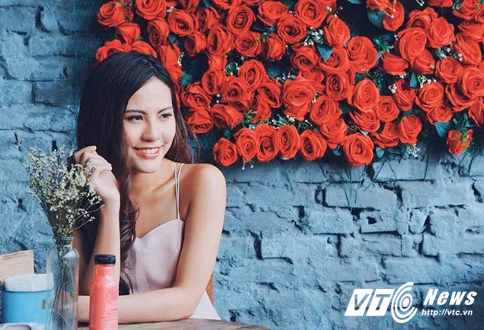 Anh Thư chia sẻ: “Vốn là một người thích khám phá và tìm hiểu về các nền văn hoá của các quốc gia trên thế giới, nên mình thấy Học viện Ngoại giao sẽ là nơi thực hiện được niềm yêu thích đó. Đặc biệt, đây còn là nơi rèn luyện tốt về kỹ năng ngoại ngữ”. “Học viện Ngoại giao không chỉ dạy mình những kiến thức về chính trị, văn hoá, mà còn dạy mỗi nhà ngoại giao tương lai phải luôn "giữ một trái tim nóng và một cái đầu lạnh”, hot girl này nói.