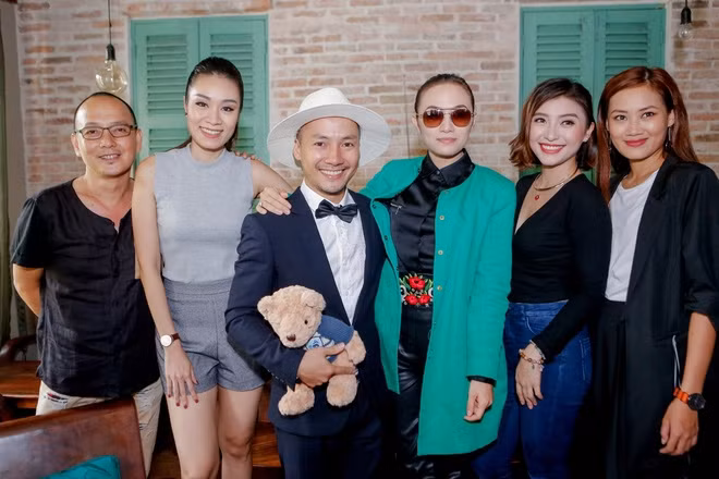 Minh Thư cùng Tiêu Châu Như Quỳnh đến dự buổi ra mắt MV mới của Tiến Đạt. (Ảnh: Trí thức trẻ)