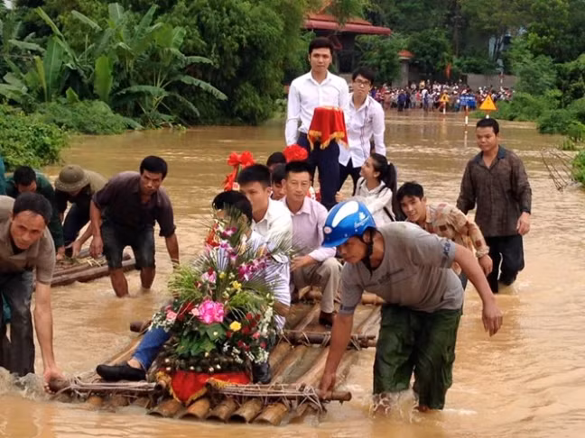 Trước đó, vào ngày 18/9/2015 cơn mưa lớn trút xuống, một đám cưới phải sử dụng bè mảng để di chuyển qua đoạn đường ở Km 62 QL12B Lạc Sơn - Hòa Bình.