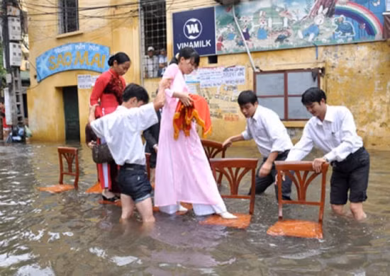 Trận lụt lịch sử ở Hà Nội năm 2008 cũng khiến nhiều cặp đôi phải rước râu trong hoàn cảnh tương tự. Những người thân phải bắc ghế để đoàn nhà trai đến rước dâu trong đám cưới trên đường Hồ Đắc Di.