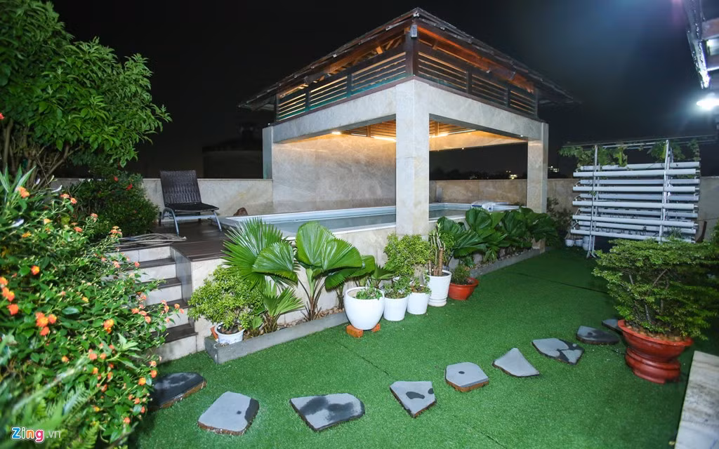 Sân thượng được Mr. Đàm dựng hồ bơi và trang trí nhiều tiểu cảnh, cây xanh tạo không khí mát mẻ, thư giãn.
