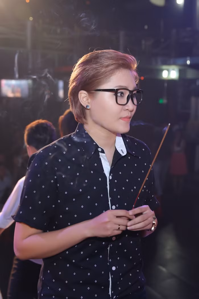 Vicky Nhung. Trước khi thực hiện nghi thức cúng tổ, Mr Đàm đã dành một vài phút gửi lời cảm ơn đến tất cả các anh chị em nghệ sĩ có mặt cũng như chia sẻ về ý nghĩa của việc lập bàn thờ cúng Tổ nghề.