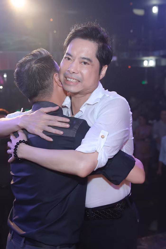 Ngọc Sơn. Anh cũng gửi lời cầu chúc mong Tổ Nghề luôn tổ đãi cho tất cả các anh chị em nghệ sĩ đạt được những điều tốt lành nhất trong nghề nghiệp.