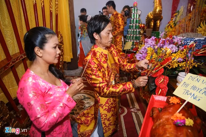 Diễn viên Kiều Trinh dù bận quay phim nhưng 6h sáng đã có mặt để cúng Tổ. Chị biết ơn những gì Hoài Linh đã làm cho các nghệ sĩ để họ có nơi tề tựu trong ngày quan trọng. Sau khi thắp hương, chị và con gái xin lộc là lư hương Tổ.