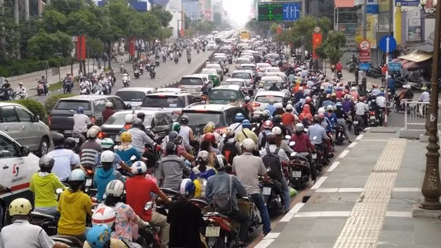Cảnh ùn tắc ở đường Nguyễn Văn Trỗi giờ cao điểm ngày 8/9.