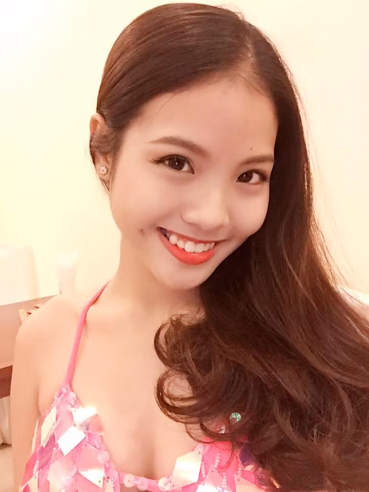 Khánh Linh sinh năm 1998 mới tốt nghiệp trường THPT Việt Đức, cô tuy không hoạt động trong giới nghệ thuật nhưng có niềm say mê với bộ môn múa.