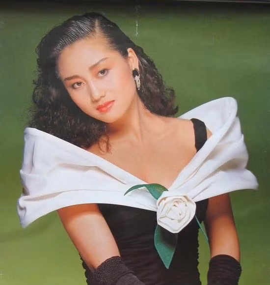 Năm 1992, khi sự nghiệp diễn xuất và ca hát đang ở đỉnh cao, Lợi Trí bất ngờ tuyên bố rút khỏi làng giải trí và tham gia kinh doanh. Thời gian đầu ít ai trong thương trường biết đến Lợi Trí cũng như tên tuổi cô từng là một Hoa hậu châu Á. Tuy nhiên cô coi đây là giai đoạn mở đầu và tích lũy tư bản lẫn kinh nghiệm. Phải đến năm 1992 khi Lợi Trí chính thức giải nghệ với tuyên bố: "Trừ phi có kịch bản thật sự hay, đạo diễn thực sự giỏi tôi mới nhận lời. Nếu không sẽ rất khó để tôi quay lại".