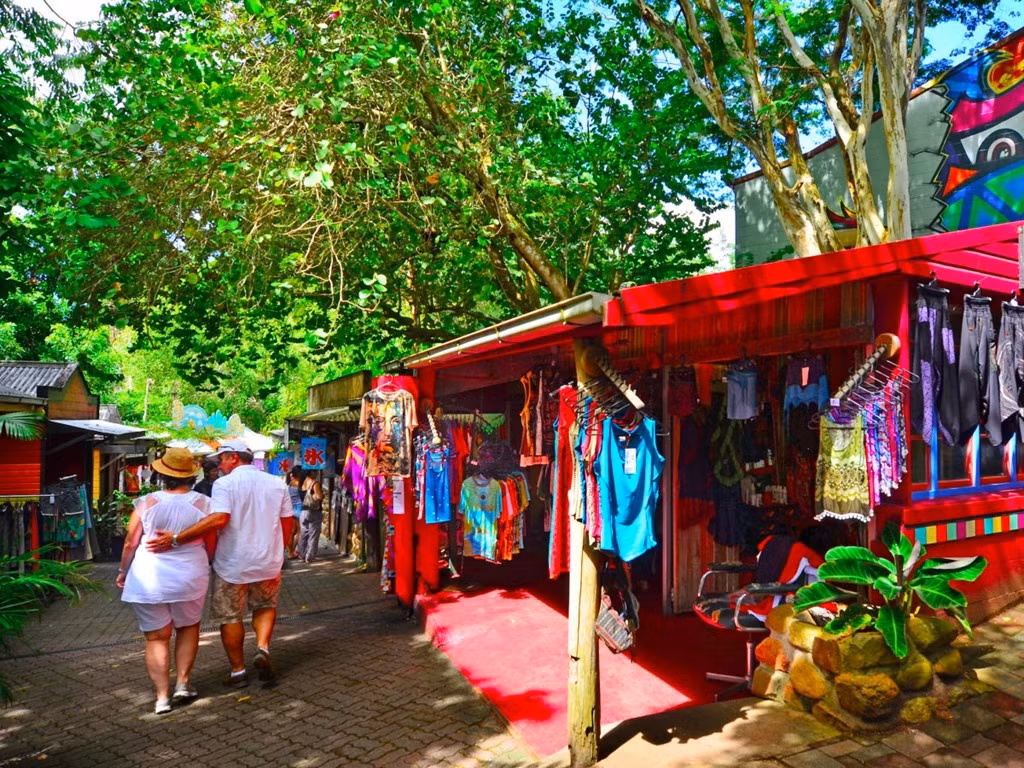 Kuranda còn nổi tiếng thế giới với những khu chợ nhộn nhịp mở hàng ngày, bán đủ thứ đồ thủ công mỹ nghệ, đồ da, trang sức và tác phẩm nghệ thuật.