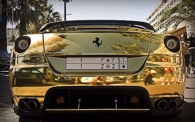 Chiếc siêu xe Ferrari 599 GTB được dát vàng sáng bóng.
