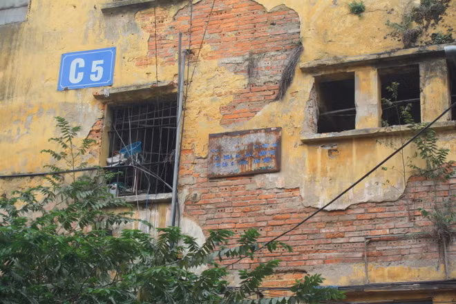 Khu tập thể hiện tồi tàn, cũ nát.