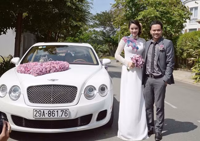 Hoàng Duy, ông xã đại gia của cô mang chiếc siêu xe 10 tỷ đồng tới đón vợ.