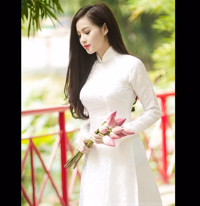 Tâm Tít là một trong những hot girl Việt đặc biệt "yêu thích" áo dài truyền thống.