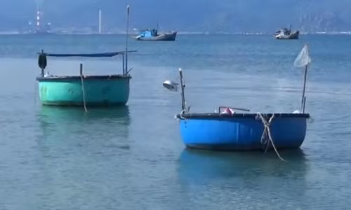 Nhiet dien Vinh Tan 1 muon do 1,5 trieu khoi bun thai...ra bien