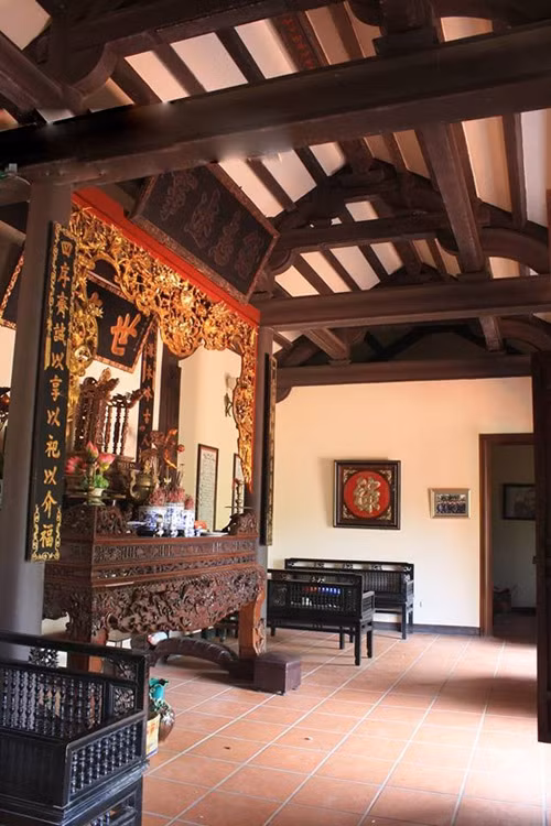 Đồ đạc trong ngôi nhà cũng sử dụng chất liệu gỗ, theo lối truyền thống của người dân vùng đồng bằng Bắc Bộ.
