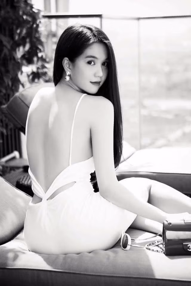 Ngắm nhìn những hình ảnh này của "nữ hoàng nội y", nhiều người khẳng định, không phải mỹ nhân nào của showbiz Việt cũng dám diện chiếc váy dây khoe trọn khoảng lưng trần nóng bỏng như Ngọc Trinh.
