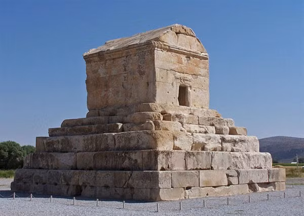 9. Lăng mộ của Cyrus Đại đế ở Iran: Cyrus Đại đế là người đã sáng lập và cai trị Đế quốc Ba Tư rộng lớn trong thế kỷ thứ 6 trước Công nguyên. Lăng mộ của ông là tượng đài quan trọng nhất ở Pasargadae, kinh đô xưa của Ba Tư, hiện tại là Iran. Khi Alexander cướp bóc và tàn phá Persepolis, ông đã tới lăng mộ của Cyrus và vào bên trong. Onong tìm thấy một chiếc giường, một bộ bàn với đồ đựng nước, một chiếc quan tài bằng vàng cùng với một số đồ trang sức gắn đá quý. Trên lăng mộ còn có một dòng chữ: “Hỡi người viếng thăm, ta là Cyrus, người trị vì đế chế Ba Tư và là Đức vua của châu Á”. Thật không may là hiện tại không còn chút dấu vết nào của dòng chữ này ở lăng mộ.