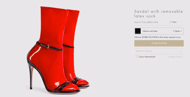 Mẫu này được cho ra mắt với hai phiên bản sandal đỏ tất nude và sandal đen tất đỏ.