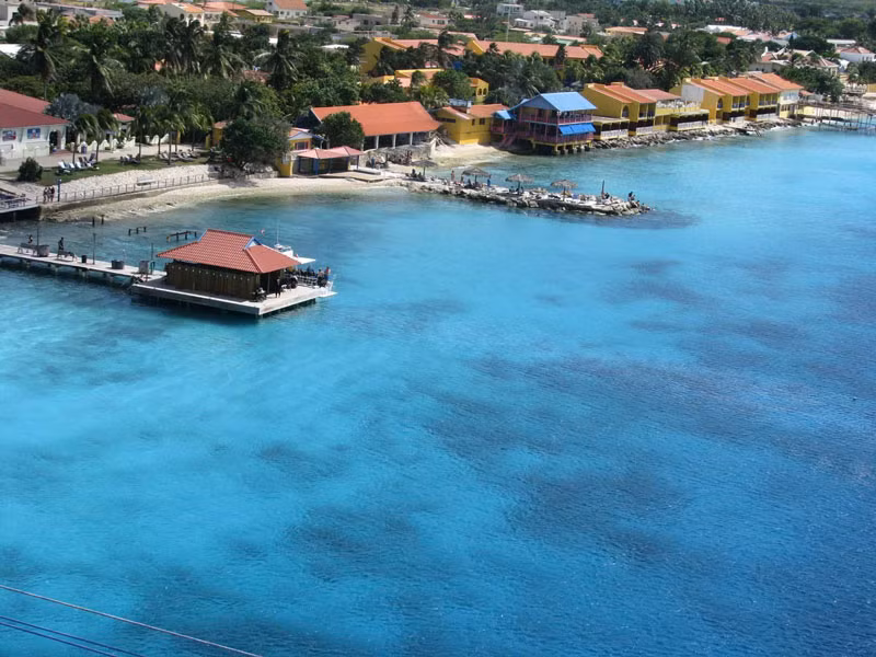 Đảo Bonaire được bao quanh bởi rạn san hô.