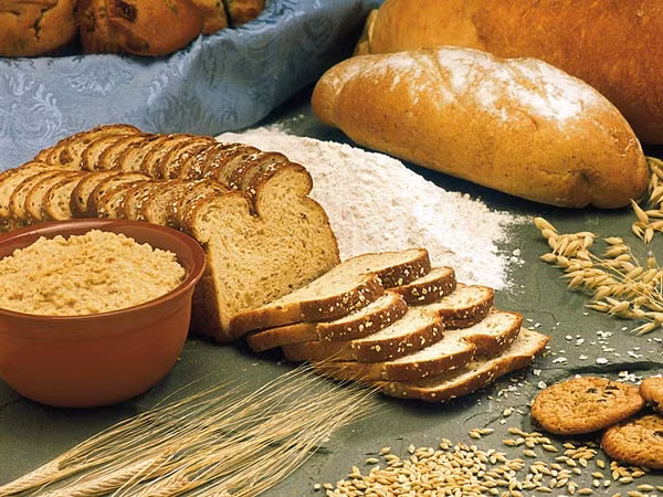 3. Bơ đậu phộng trên bánh mì nguyên hạt Bơ đậu phộng chứa chất tryptophan, là một loại axit amin giúp bạn ngủ ngon hơn. Bên cạnh đó, vitamin B chứa trong bánh mì nguyên hạt sẽ giúp bạn hấp thụ axit amin trên. Nó cũng giúp giảm mỡ bụng và tạo cơ bắp.