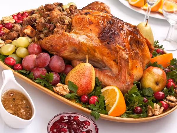 6. Gà tây Chất tryptophan ở gà tây làm cho bạn buồn ngủ và cũng giúp bạn xây dựng cơ bắp qua đêm một cách lành mạnh.