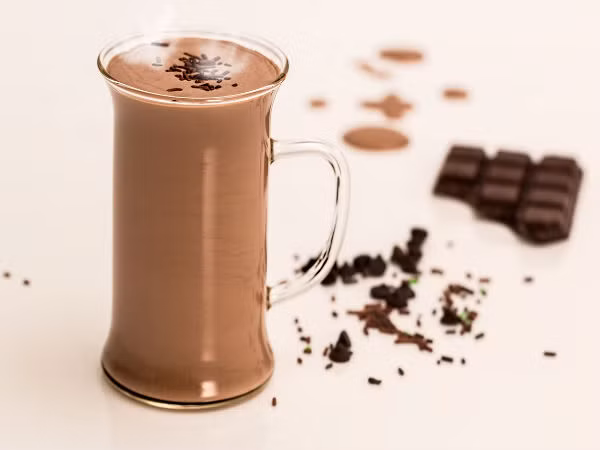 8. Sữa socola Sữa sôcôla là một loại đồ uống giảm cân lý tưởng. Canxi trong nó giúp đốt cháy mỡ bụng. Nó cung cấp protein cho cơ thể, đặc biệt đối với những người tập thể dụng vào buổi tối. Đây cũng là một trong những thức ăn tối tốt nhất để giảm cân.