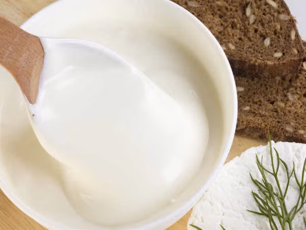1. Sữa chua Hy Lạp Sữa chua chứa hàm lượng protein cao và hàm lượng đường thấp. Lượng protein này giúp xây dựng cơ bắp trong khi bạn ngủ thay vì mỡ.