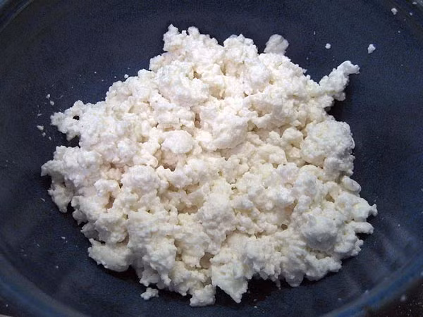 5. Phomat ít béo Phomat ít béo giàu protein casein, được giải phóng trong cơ thể từ từ giúp phát triển cơ bắp của bạn khi bạn ngủ. Nó cũng chứa chất tryptophan khiến bạn dễ ngủ hơn.
