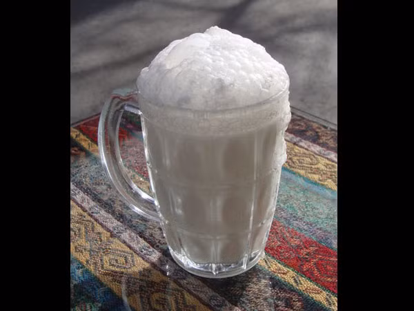 9. Rượu Kefir Đây là một loại đồ uống được lên men từ sữa bò và chứa một hàm lượng nhỏ rượu. Rượu Kefir có chứa probiotics, một loại lợi khuẩn giúp các vi khuẩn trong ruột của bạn hoạt động hiệu quả hơn và có hiệu ứng "sưng phù" dạ dày khiến bạn không cảm thấy đói. Ngoài ra, nó cũng chứa tryptophan khiến bạn ngủ ngon hơn