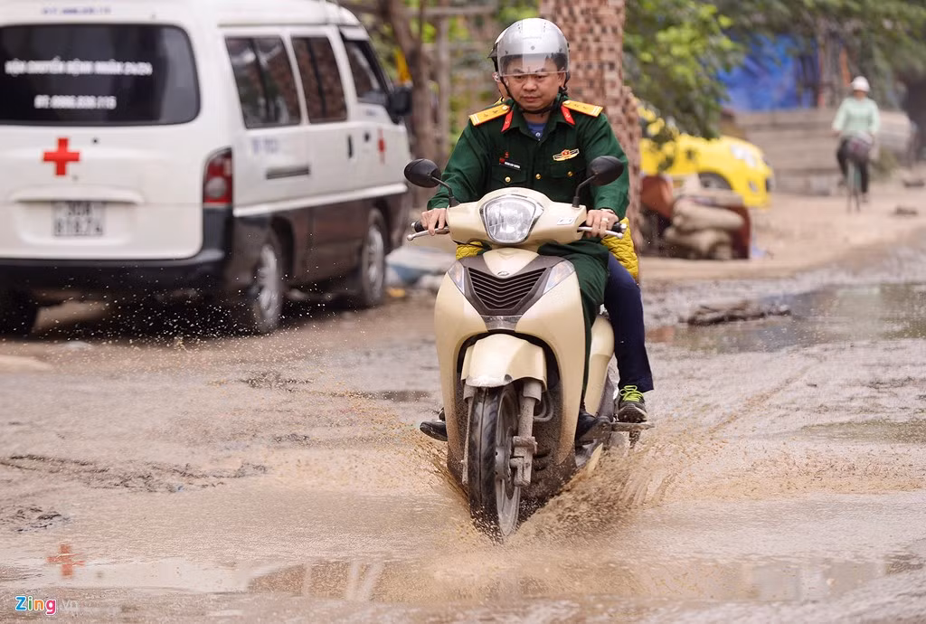 Trời nắng thì bụi bẩn, mưa thì nhầy nhụa, nhếch nhác, mặt đường đọng nhiều vũng nước lớn.
