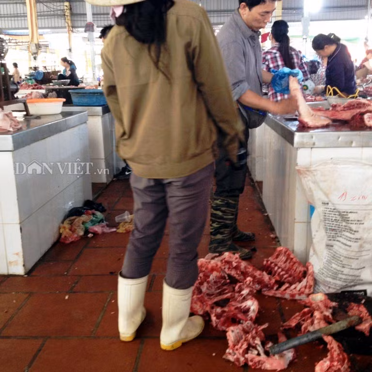 Những tảng xương lợn được người bán hàng vứt tràn lan ngay dưới nền đất ẩm ướt, rác bẩn vương vãi xung quanh.