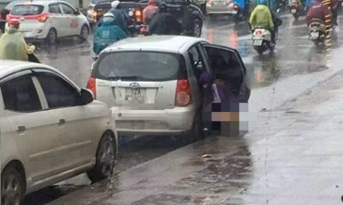 Người phụ nữ hồn nhiên "tè bậy" trước vỉa hè" gây xôn xao cộng đồng mạng - (Ảnh: FB).